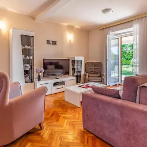 Melanie Apartment